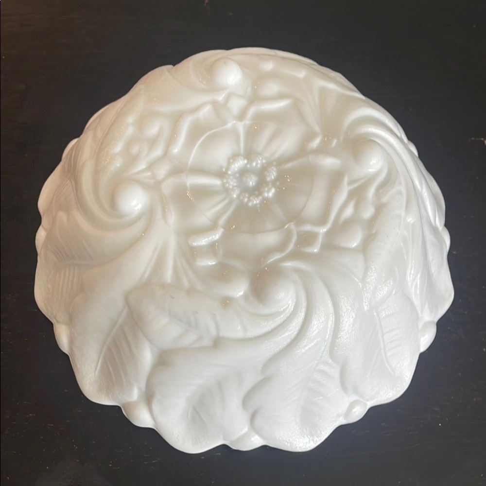 Elegant White Scalloped Serveware Bowl - Picture 2 of 3